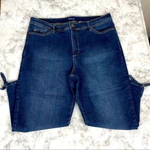 Super cute women’s Bandolino size 16 capri jeans… Amy capri’s. Tie knot on leg.